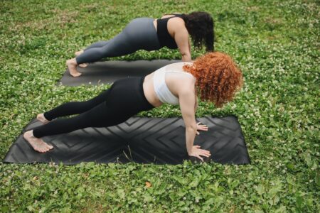 Zwei Frauen beim Yoga
