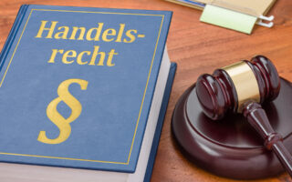 Gesetzbuch mit Richterhammer - Handelsrecht Deutschland