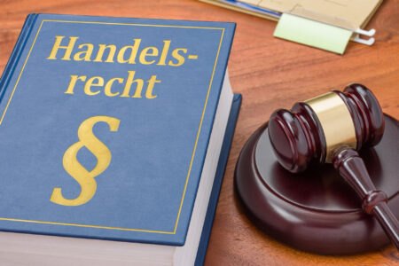 Gesetzbuch mit Richterhammer - Handelsrecht Deutschland